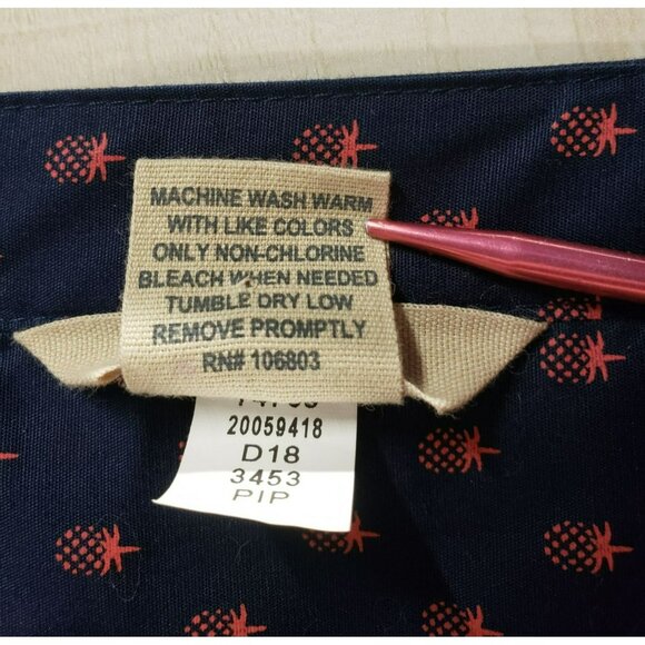 Duluth Trading Wrinklefighter L/S Tunic, 1X, Pockets, Navy & Red Pineapple Print - Picture 4 of 8